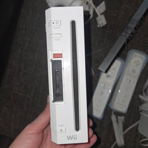 Nintendo Wii console complete bundle with Super Smash Bros inside - Picture 2 of 3